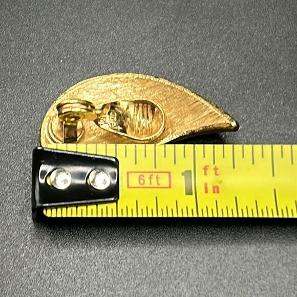 VTG Monet Matte Gold Teadrop Leaf Clip On Earrings - Picture 5 of 5